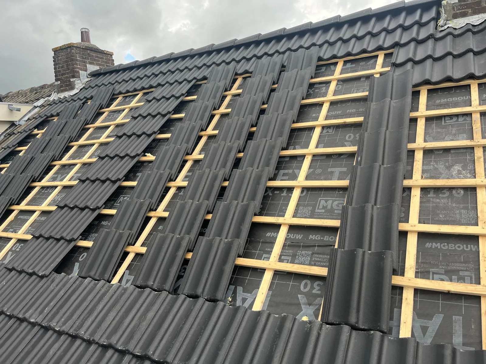 Pannendak renovatie in Zuid-Scharwoude met nieuwe zwarte sneldek dakpannen